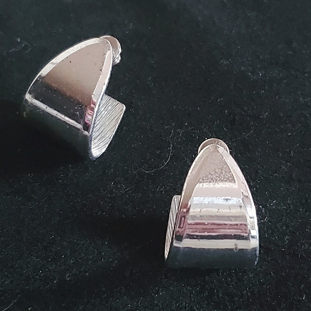 4/$20💃Metallic Silver Antique Clip Earrings. 🌴